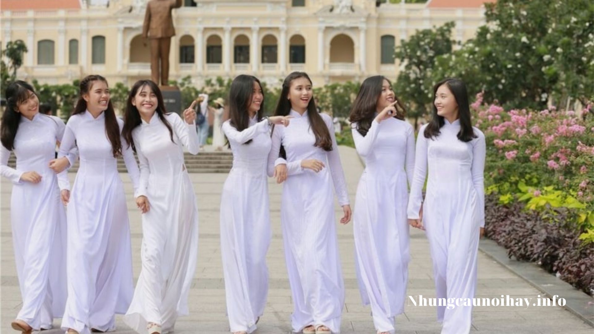 Những dòng STT áo dài chứa đầy sự dịu dàng - nét đẹp của Việt Nam